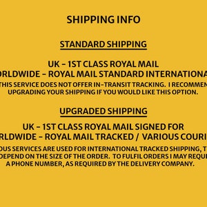 Pu&ograve; includere: Sfondo giallo con testo nero che descrive le informazioni di spedizione per il Regno Unito e il mondo. Le opzioni di spedizione standard includono Royal Mail di 1a classe e Royal Mail Standard International. Le opzioni di spedizione migliorate includono Royal Mail firmato di 1a classe e Royal Mail tracciato/vari corrieri.