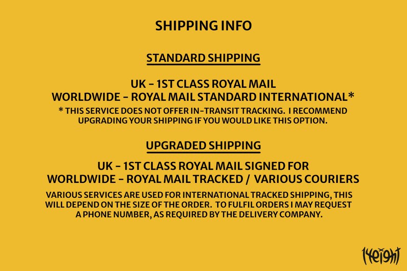 Pu&ograve; includere: Sfondo giallo con testo nero che descrive le informazioni di spedizione per il Regno Unito e il mondo. Le opzioni di spedizione standard includono Royal Mail di 1a classe e Royal Mail Standard International. Le opzioni di spedizione migliorate includono Royal Mail firmato di 1a classe e Royal Mail tracciato/vari corrieri.