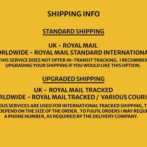 Puede incluir: Un fondo amarillo con texto negro que describe la informaci&oacute;n de env&iacute;o para las opciones de env&iacute;o est&aacute;ndar y mejorado. El texto incluye detalles sobre Royal Mail y varios mensajeros para el Reino Unido y todo el mundo.