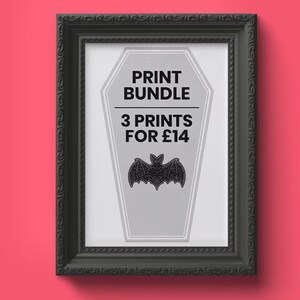 Puede incluir: Una imagen enmarcada en negro con fondo blanco y un gr&aacute;fico en forma de ata&uacute;d. El gr&aacute;fico dice "PRINT BUNDLE", "3 PRINTS FOR &pound;14" y presenta una silueta de murci&eacute;lago negro.