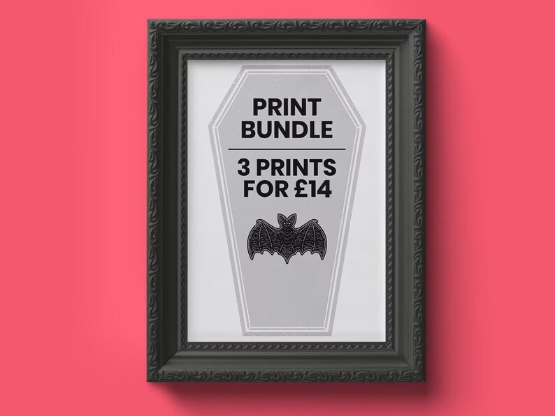 Puede incluir: Una imagen enmarcada en negro con fondo blanco y un gr&aacute;fico en forma de ata&uacute;d. El gr&aacute;fico dice "PRINT BUNDLE", "3 PRINTS FOR &pound;14" y presenta una silueta de murci&eacute;lago negro.
