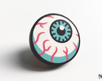 Oculus - Eyeball wooden pin badge for horror fans / Eye button / Gothic punk brooch / Horror movie badge / Battle jacket accessory