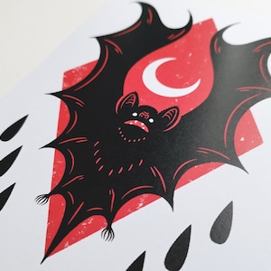 Voo Noturno - Impressão de Morcego - Arte A5 / Decoração gótica para casa / Pôster de Morcego Vampiro / Halloween / Drácula / Lua Crescente / Arte Sombria / Presente Gótico