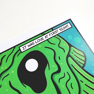 Puede incluir: Ilustraci&oacute;n de estilo c&oacute;mic verde y negro de una criatura con un ojo grande y el texto "IT WAS LOVE AT FIRST SIGHT."