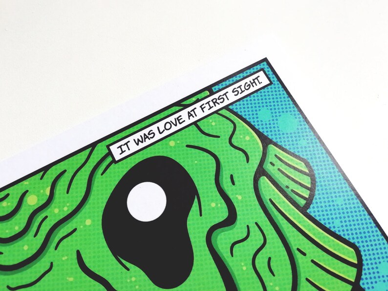 Puede incluir: Ilustraci&oacute;n de estilo c&oacute;mic verde y negro de una criatura con un ojo grande y el texto "IT WAS LOVE AT FIRST SIGHT."