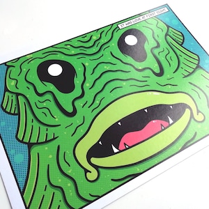 Impresión de terror de criatura de pez - Obra de arte A5 / Decoración gótica del hogar / Póster de monstruo de película / Arte pop retro universal / Lovecraft Deep One / Hombre rana imagen 2
