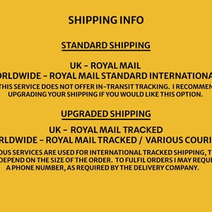 Pu&ograve; includere: Uno sfondo giallo con testo nero che delinea le informazioni di spedizione per le opzioni di spedizione standard e aggiornate. Il testo include dettagli su Royal Mail e vari corrieri per il Regno Unito e in tutto il mondo.