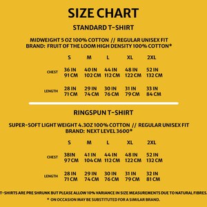 K&ouml;nnte beinhalten: Gelbe Gr&ouml;&szlig;entabelle f&uuml;r Standard- und Ringspunt-T-Shirts. Die Tabelle listet Brust- und L&auml;ngenma&szlig;e in Zoll und Zentimetern f&uuml;r die Gr&ouml;&szlig;en S, M, L, XL und 2XL auf. Die Tabelle enth&auml;lt auch das Gewicht des Stoffes und die Marke f&uuml;r jede Art von T-Shirt.