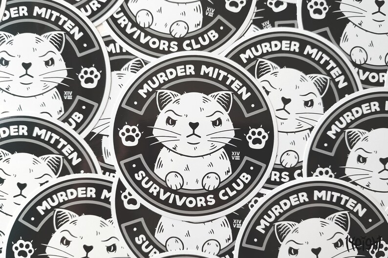 Pu&ograve; includere: Primo piano di diversi adesivi rotondi in bianco e nero con un'illustrazione di un gatto dei cartoni animati e il testo "Murder Mitten Survivors Club".