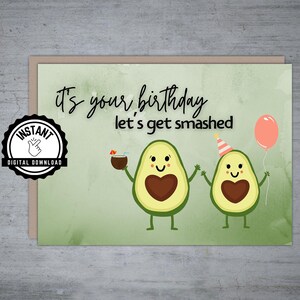 Puede incluir: Una tarjeta de cumpleaños verde con dos ilustraciones de aguacates. Los aguacates se dan la mano y uno lleva un gorro de fiesta. El texto de la tarjeta dice "Es tu cumpleaños, vamos a celebrar".