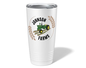Könnte beinhalten: Ein weißer Edelstahlbecher mit einem Design aus grünem Traktor und Weizenähren. Der Text "Johnson Farms" ist in Schwarz gedruckt.