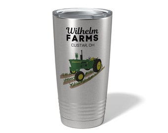 Könnte beinhalten: Ein Edelstahlbecher mit einem grün-schwarzen Design, das einen Traktor und den Text "Wilhelm Farms Custar, OH" zeigt.
