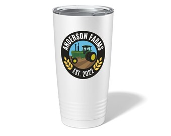 Könnte beinhalten: Ein weißer Edelstahlbecher mit einem schwarzen Kreislogo, das einen grünen Traktor, Weizenstiele und den Text "Anderson Farms Est. 2022" zeigt.