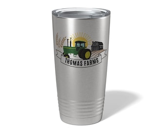 Könnte beinhalten: Ein Edelstahlbecher mit einem grünen Traktor, einem Schuppen und einem Sonnenmotiv. Der Text "THOMAS FARMS" befindet sich auf einem Banner unter dem Motiv.