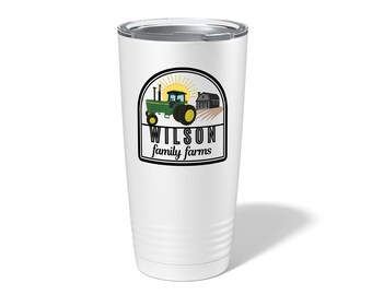Könnte beinhalten: Ein weißer Edelstahlbecher mit einem schwarz-weißen Logo, das einen grünen Traktor, einen Schuppen und den Text "WILSON family farms" zeigt.