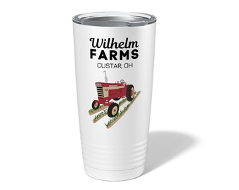 Könnte beinhalten: Ein weißer Edelstahlbecher mit einem roten Traktor, der durch ein Feld mit grünen Pflanzen fährt. Der Text "Wilhelm Farms Custar, OH" ist auf den Becher gedruckt.