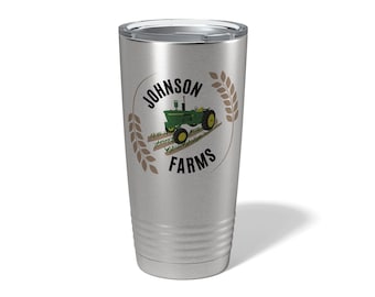 Könnte beinhalten: Edelstahlbecher mit einem Design aus grünem Traktor und Weizenähren. Der Text "JOHNSON FARMS" ist auf dem Becher aufgedruckt.