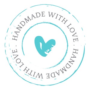 Pu&ograve; includere: Un timbro circolare blu e bianco con il testo "Handmade with love. Handmade with love." in un cerchio attorno a un cuore blu.