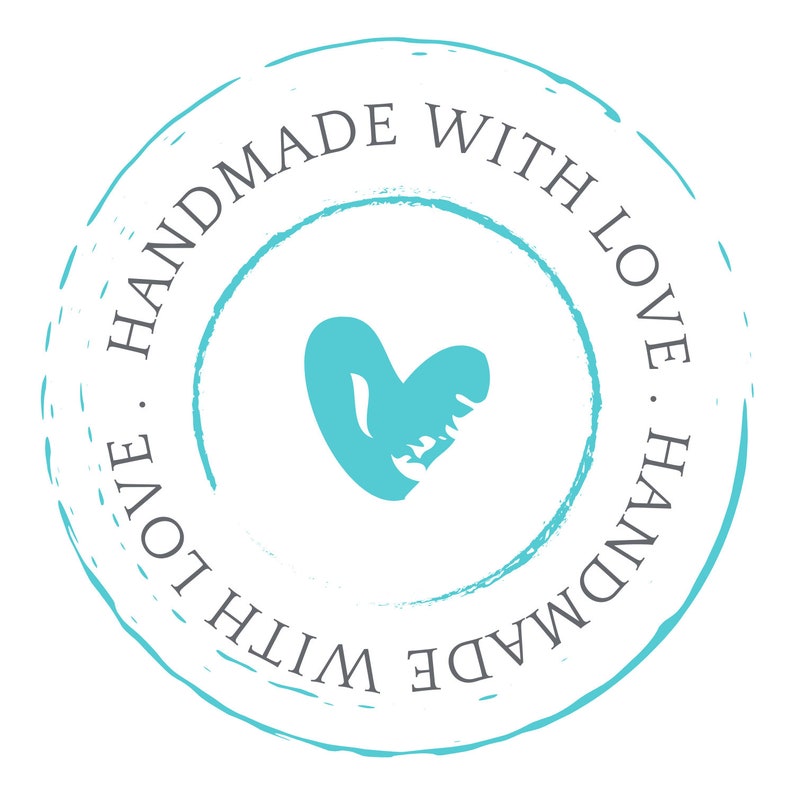 Pu&ograve; includere: Un timbro circolare blu e bianco con il testo "Handmade with love. Handmade with love." in un cerchio attorno a un cuore blu.