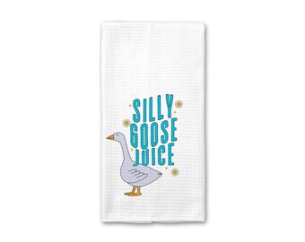 Könnte beinhalten: Weißes Küchentuch mit einer blauen und gelben Illustration einer Gans und dem Text "Silly Goose Juice".