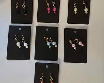 Pendientes colgantes hechos a mano con perlas de imitación.