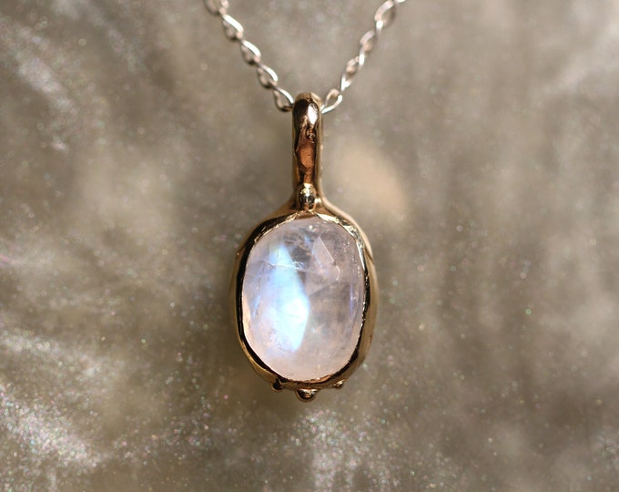 Moonstone and 9ct yellow gold pendant