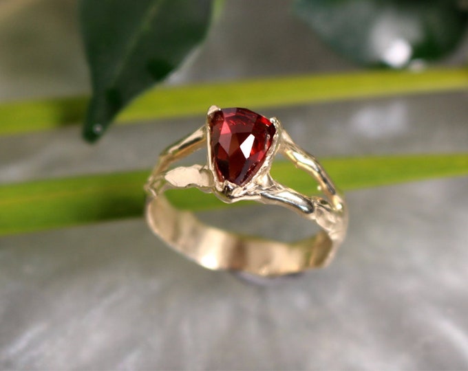 Rose Cut Garnet and 9ct Yellow Gold Ring