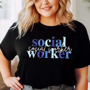 Può includere: Una maglietta nera con la scritta "social worker" in lettere blu e blu chiaro.