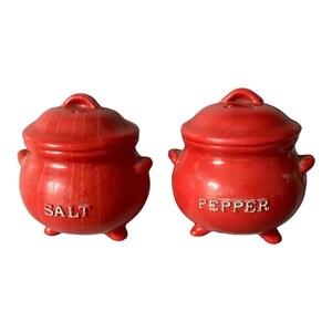 Salt and Pepper Shakers Red Cauldron Vtg Plastic Hong Kong 1071