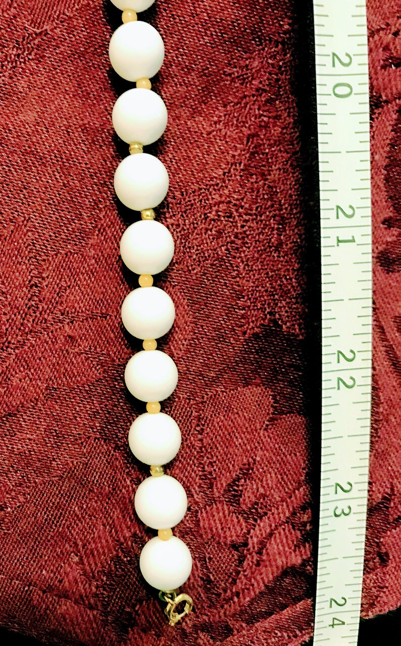 Excellent Condition /& Color VintageRetro Costume Jewelry 1950/'s WHITE PEARL LOOK Necklace circa 1950
