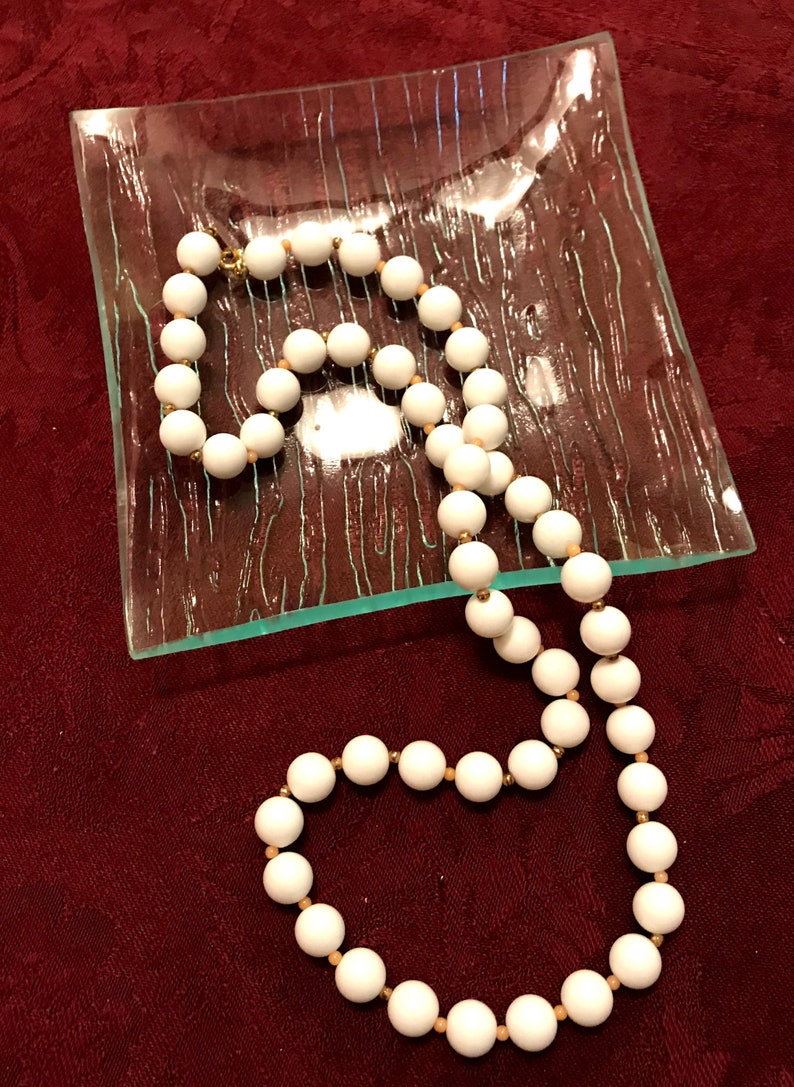 Excellent Condition /& Color VintageRetro Costume Jewelry 1950/'s WHITE PEARL LOOK Necklace circa 1950