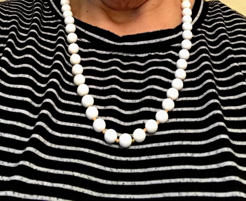 Excellent Condition /& Color VintageRetro Costume Jewelry 1950/'s WHITE PEARL LOOK Necklace circa 1950