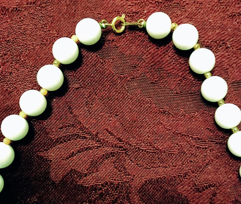 Excellent Condition /& Color VintageRetro Costume Jewelry 1950/'s WHITE PEARL LOOK Necklace circa 1950