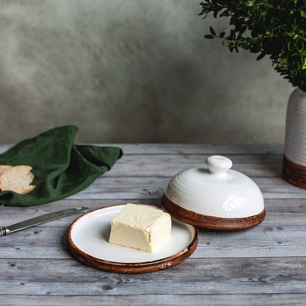 Plat de beurre, gardien de beurre à couvercle fait à la main, plat de beurre rond avec couvercle, gardien de fromage en céramique, poterie handthrown