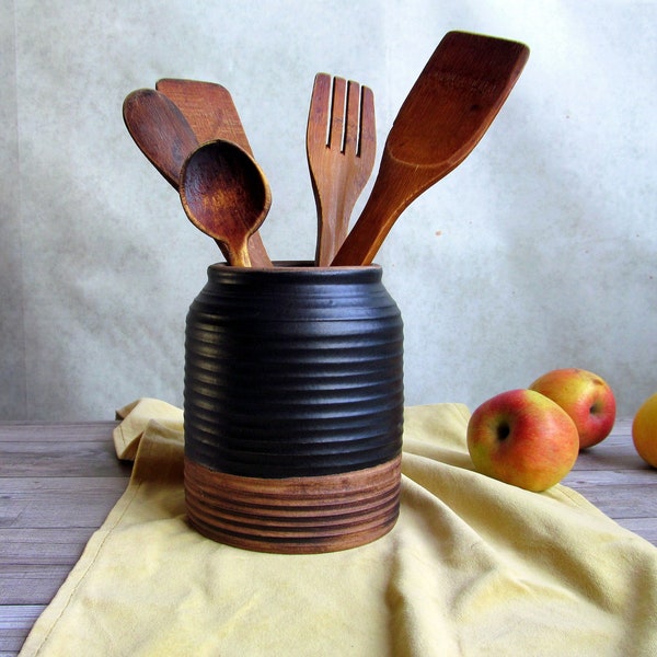 Porte-ustensiles en céramique, pot de rangement en grès noir mat, décor de cuisine cottage, organisateur de cuillères, pot d'ustensiles rustique, vase de poterie minimaliste