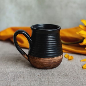 Kaffeetasse, mattschwarze Teetasse aus Steinzeug, glasierte Keramiktasse, handgetöpferte Tasse, braunes Geschirr, rustikales Trinkgeschirr, handgefertigt