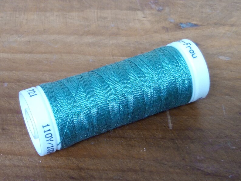 100 meters Multi-purpose very resistant thread LBDK 721-1 bobbin of thread for sewing any textiles eucalyptus Polyester