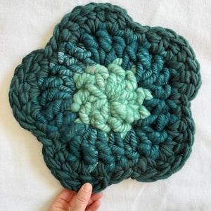 Puede incluir: Un juego de tres tazas de cerámica con un acabado moteado y mate. Las tazas son de color crema, gris claro y gris oscuro. Cada taza tiene un diseño simple y minimalista.