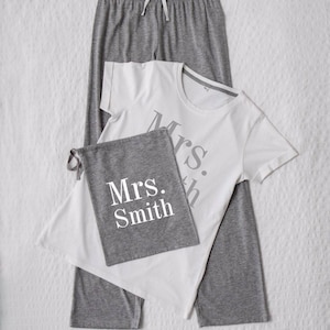 Personalised Custom Ladies/Womens Mrs Surname Pyjama Set In Bag Wedding Bride Newlywed Wife Custom Anniversary Bridal Gift Pajamas Pyjamas