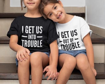 I Get Us Into/Out Of Trouble T-shirt enfant drôle assorti entre amis frères et sœurs bébé tout-petit unisexe cadeau famille hauts assortis meilleures amies