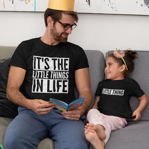 It's the Little Things In Life - Kleinigkeit T-Shirt Erwachsene Eltern Kind Geschwister Vater Sohn Mama Tochter Baby Kleinkind Kinder