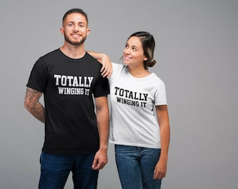 Camiseta para adultos "Improvisando Totalmente" (para hombre, mujer y unisex) con eslogan divertido.
