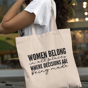 女性は、意思決定が行われるあらゆる場所に所属する 軽量コットントートバッグ エンパワーメント フェミニズム フェミニストガールパワー サポートの声