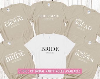 Może przedstawiać: Sześć beżowych i białych koszulek z różnymi napisami na każdej. Tekst na koszulkach brzmi: "Mother of the Groom", "Bride", "Bridesmaid", "Bride Squad", "Mother of the Bride" i "Maid of Honor". Tekst na koszulkach zawiera również słowa "Alice's Hen Party" i "Benalmadena 2024".