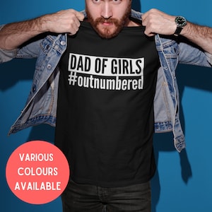 Dad Of Girls #outnumbered - Herren/Erwachsene Neuheit Tshirt - Lustig/Witz/Geschenk/Thema/Geschenk/Vatertag/neuer Vater/Tochter