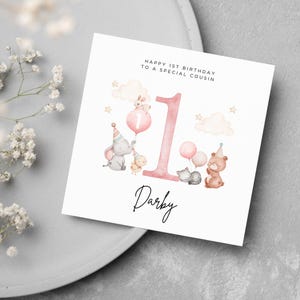 Personalisierte Geburtstagskarte für 1. Geburtstag COUSIN Nette Tiere Baby-Tiere personifizierte Geburtstags-Mädchen-Name Baby spezielles Mädchen