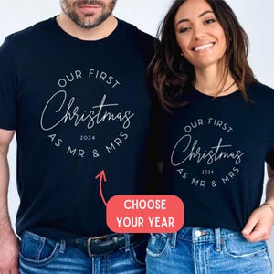 Peut inclure: T-shirts bleu marine avec l'inscription "OUR FIRST Christmas AS MR & MRS 2024" dans un cercle. L'image comprend également un encadré rouge avec le texte "CHOOSE YOUR YEAR".