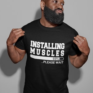 Montieren von Muskeln bitte warten - Herren / Erwachsene Neuheit Tshirt - Lustig / Witz / Geschenk / Thema / Geschenk / Fitness / Fitnessstudio / Training