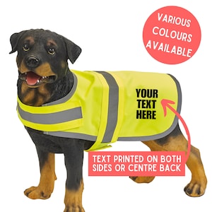 Może przedstawiać: Czarno-brązowy pies w jasnożółtej kamizelce bezpieczeństwa z odblaskowymi paskami. Kamizelka ma nadrukowany tekst "YOUR TEXT HERE". Tekst "VARIOUS COLOURS AVAILABLE" jest nadrukowany czerwonym kolorem na białym tle. Tekst "TEXT PRINTED ON BOTH SIDES OR CENTRE BACK" jest nadrukowany czerwonym kolorem na białym tle.