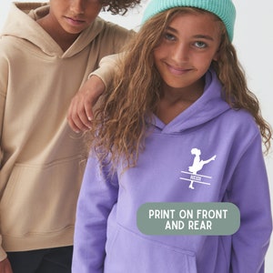 Puede incluir: Sudadera con capucha morada con una silueta blanca de una niña bailando en una barra con el nombre "Heidi" impreso en la parte delantera. El texto "IMPRIMIR EN LA PARTE DELANTERA Y TRASERA" está impreso en la parte inferior de la sudadera.